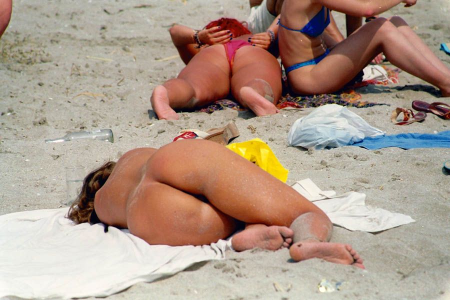 Пьяные бабы голышом на пляже фото