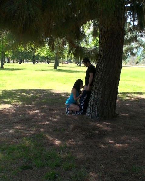 Спортивная студентка в парке с тату и миниатюрными титьками искушает