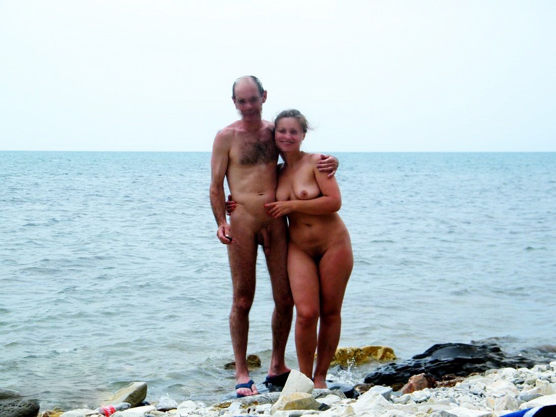 Сексуальная деваха на пляже красуется в купальнике, желая быть оттраханной